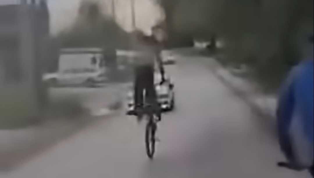 Isplivala snimka opasne vožnje maloljetnika: Novi video iz Tuzle, policajac pod istragom zbog udarca