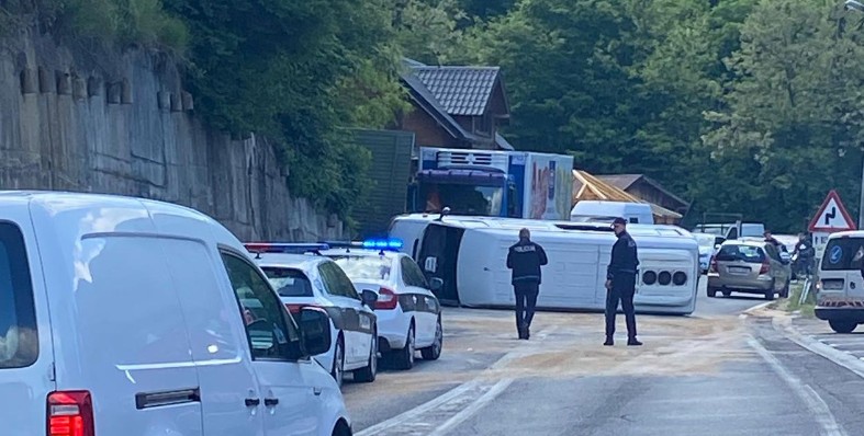 Normaliziran promet na putu Konjic – Jablanica nakon teške nesreće, tri osobe zatražile liječničku pomoć