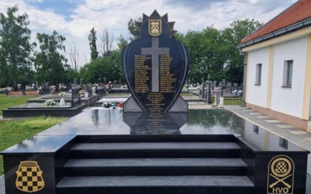 “Postavljene su oznake HVO-a i grb Hrvata”: Rekonstruiran spomenik hrvatskim braniteljima u Derventi