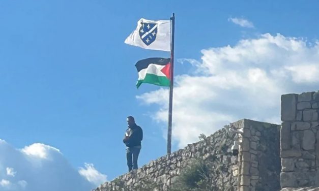 Sramno skrnavljenje Kosačina grada: ljiljani i palestinska zastava