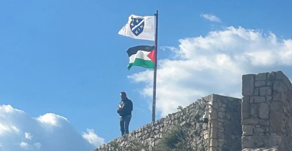 Sramno skrnavljenje Kosačina grada: ljiljani i palestinska zastava