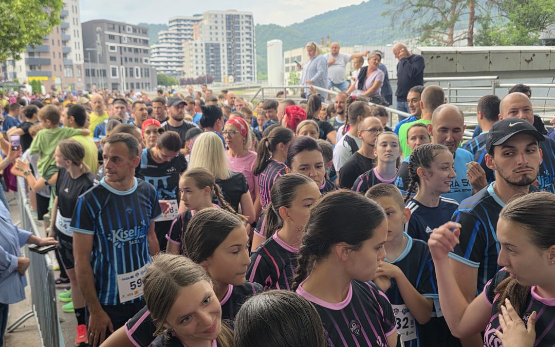 Festival sporta i zajedništva: Više od tisuću trkača preplavilo ulice Kiseljaka na spektakularnoj utrci “Sara 5k”