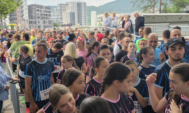 Festival sporta i zajedništva: Više od tisuću trkača preplavilo ulice Kiseljaka na spektakularnoj utrci “Sara 5k”