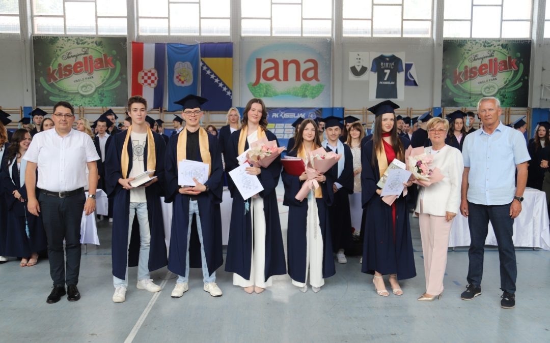 Svečana promocija maturanata u Kiseljaku: Simboličnim bacanjem kapa označen kraj srednjoškolskog poglavlja