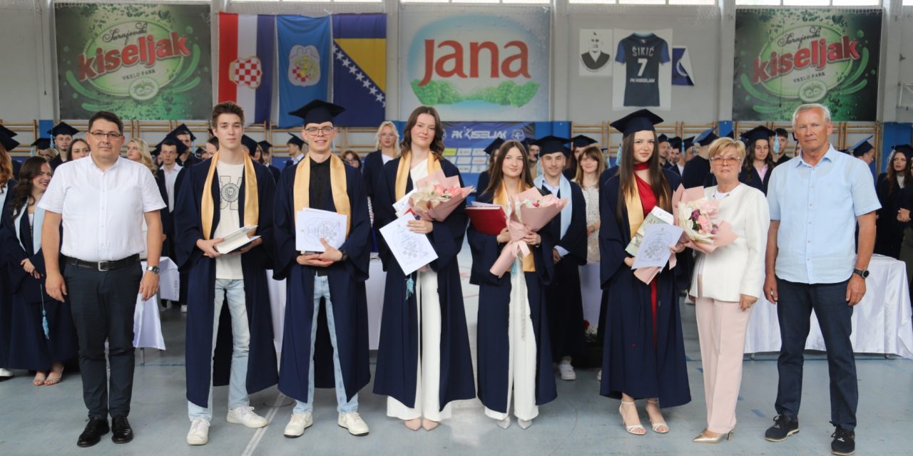 Svečana promocija maturanata u Kiseljaku: Simboličnim bacanjem kapa označen kraj srednjoškolskog poglavlja