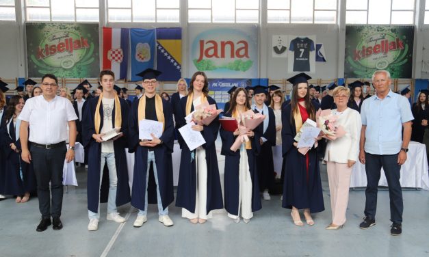 Svečana promocija maturanata u Kiseljaku: Simboličnim bacanjem kapa označen kraj srednjoškolskog poglavlja