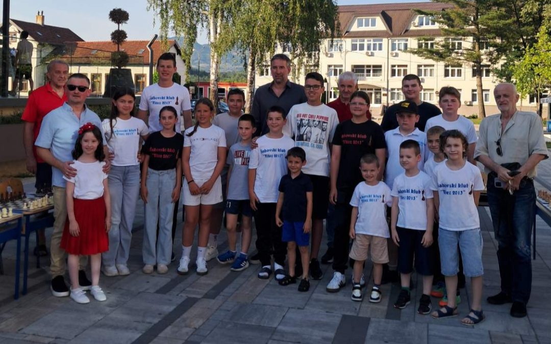 Veličanstvena šahovska noć u Vitezu: Velemajstor Alojzije Janković oduševio na trećem spektaklu “Šah izlazi u grad”