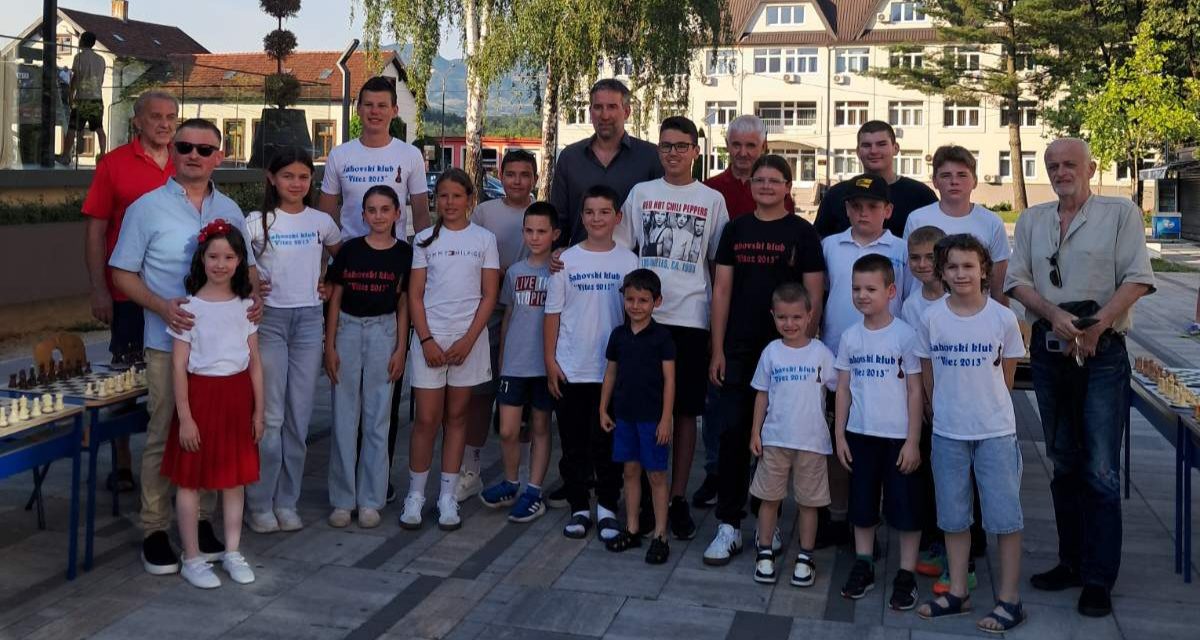 Veličanstvena šahovska noć u Vitezu: Velemajstor Alojzije Janković oduševio na trećem spektaklu “Šah izlazi u grad”