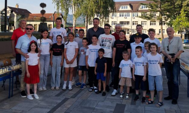Veličanstvena šahovska noć u Vitezu: Velemajstor Alojzije Janković oduševio na trećem spektaklu “Šah izlazi u grad”