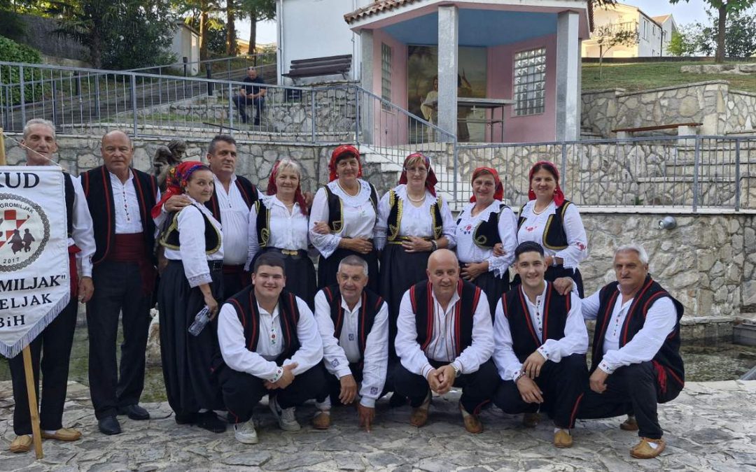 Pjevačka skupina HKUD „Gromiljak“ oduševila na večeri folklora u Knešpolju