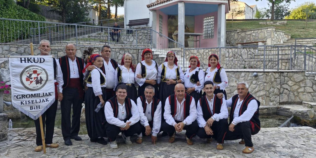 Pjevačka skupina HKUD „Gromiljak“ oduševila na večeri folklora u Knešpolju
