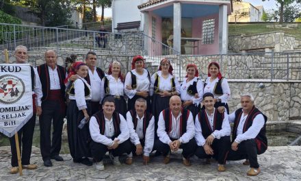 Pjevačka skupina HKUD „Gromiljak“ oduševila na večeri folklora u Knešpolju