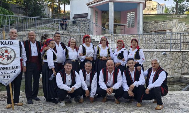 Pjevačka skupina HKUD „Gromiljak“ oduševila na večeri folklora u Knešpolju