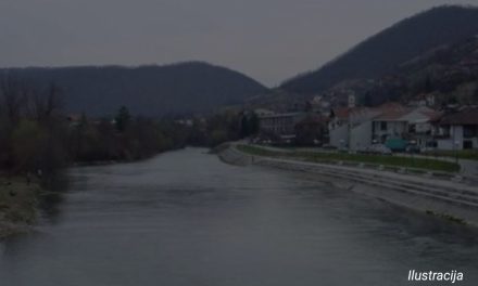 Pronađeno beživotno tijelo žene u rijeci Fojnici, policija vrši očevid