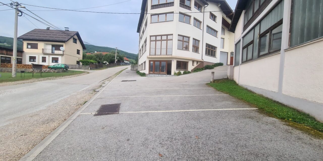 Poslovni prostor za zakup: 1.200 m2, Kreševo, Polje