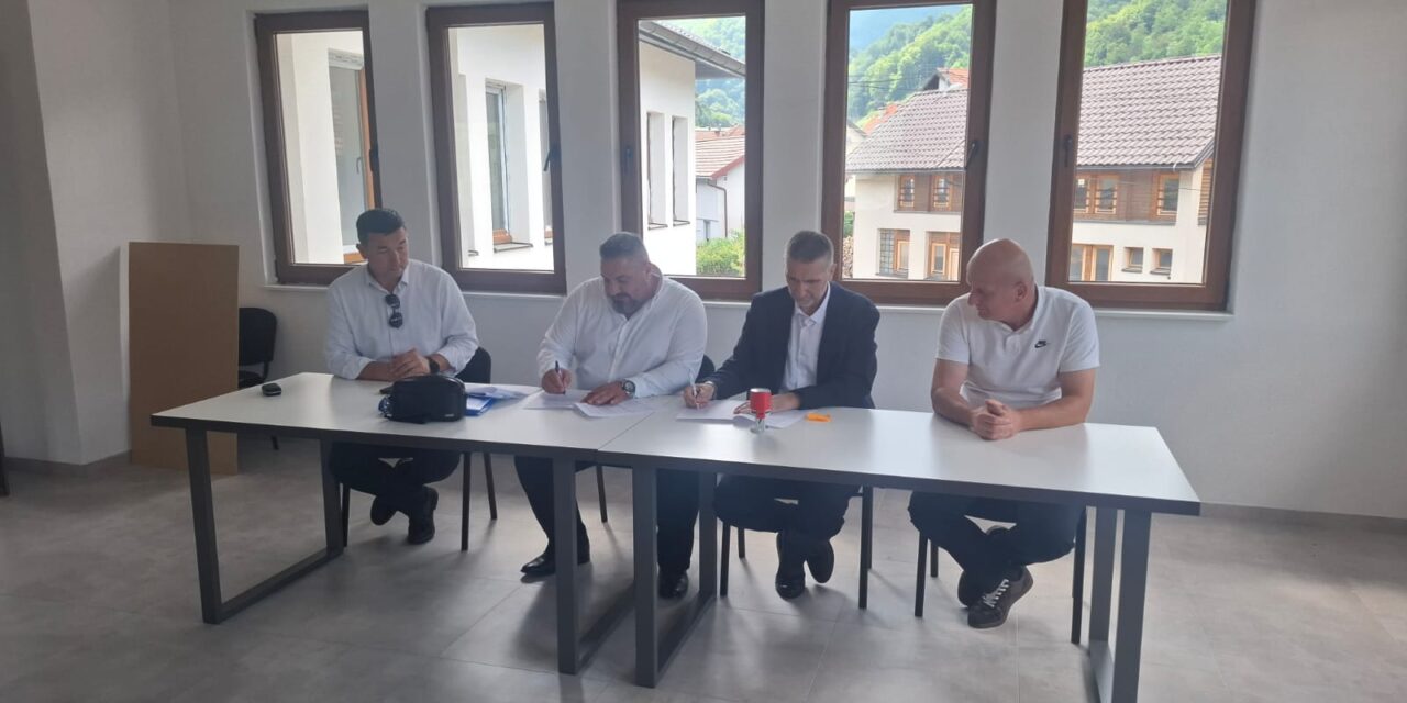 MINISTAR PROSTORNOG UREĐENJA KSB AMIR ŠEČIBOVIĆ POSJETIO MEDŽLIS IZ KISELJAK DŽEMAT KREŠEVO I POTPISAO UGOVOR ZA ZAVRSETAK RADOVA VAKUFSKOG CENTRA