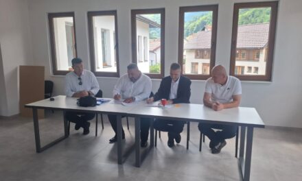 MINISTAR PROSTORNOG UREĐENJA KSB AMIR ŠEČIBOVIĆ POSJETIO MEDŽLIS IZ KISELJAK DŽEMAT KREŠEVO I POTPISAO UGOVOR ZA ZAVRSETAK RADOVA VAKUFSKOG CENTRA