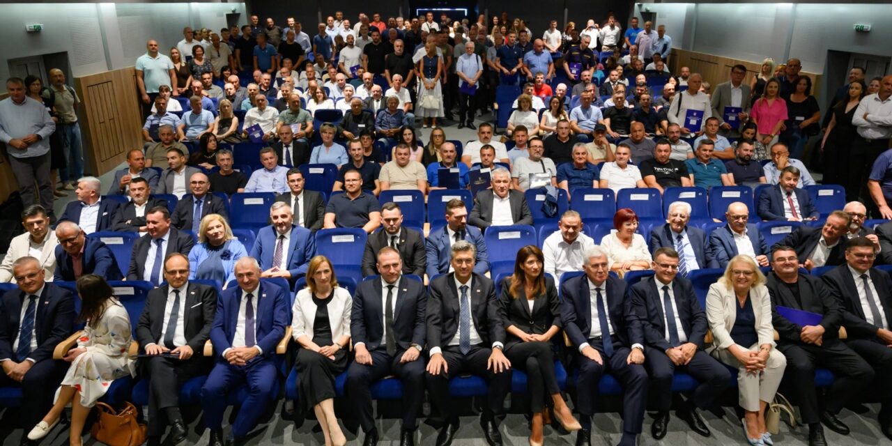 Plenković i Filipović iz Orašja: Novih 276 ugovora i 6,95 milijuna eura potpore RH za projekte Hrvata u BiH