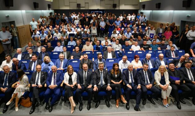Plenković i Filipović iz Orašja: Novih 276 ugovora i 6,95 milijuna eura potpore RH za projekte Hrvata u BiH