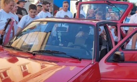 (Video) Podvig iz Bosne i Hercegovine za Guinnessov rekord: 20 ljudi se naguralo u “Golf 2”