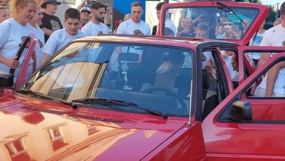 (Video) Podvig iz Bosne i Hercegovine za Guinnessov rekord: 20 ljudi se naguralo u “Golf 2”