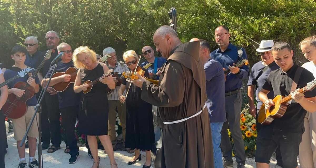 ISPRAĆAJ POKOJNIKA VELIKOG SRCA: Huso Smajić iz Bugojna je darovao zemlju za crkvu, a na njegov sprovod došlo je mnoštvo iz BiH i Hrvatske