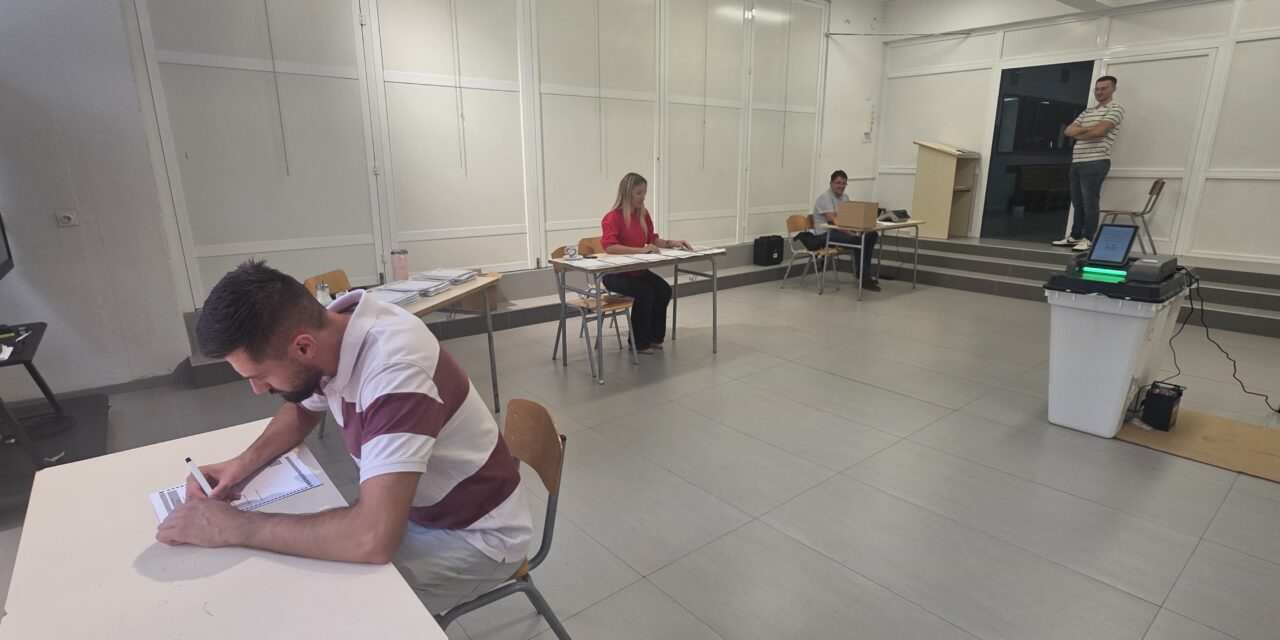 Održani testni izbori u Kiseljaku: Građani isprobali nove izborne tehnologije