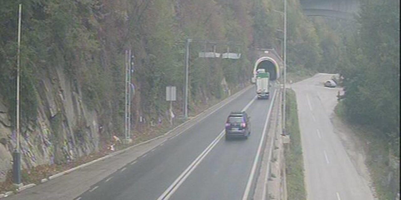 Vozači oprez: Ceste su mokre i skliske, povećana i opasnost od odrona