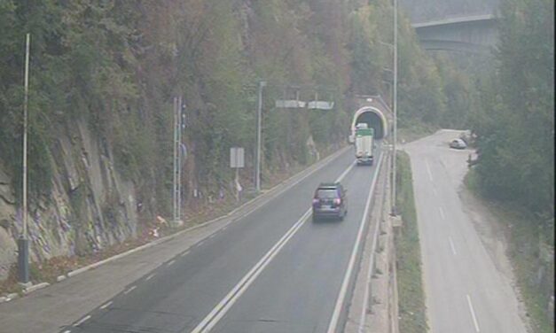 Vozači oprez: Ceste su mokre i skliske, povećana i opasnost od odrona