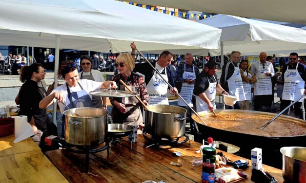Okusi Kiseljaka na zaprešićkoj Šetnici: Izaslanstvo Općine Kiseljak počastilo grad prijatelj tradicionalnim jelima